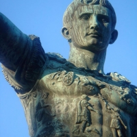 Caesar statue in Rome on GlabalGrasshopper.com
